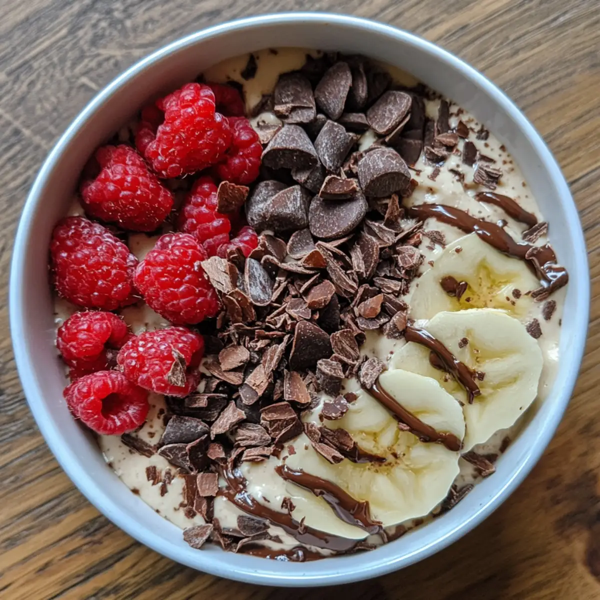 Smoothie bowl with fruits and granola.